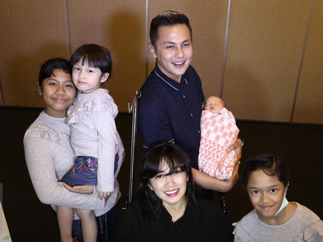 Ussy Sulistiawaty Ajarkan Anak Pendidikan Agama Sejak Dini Showbiz Liputan6 Com