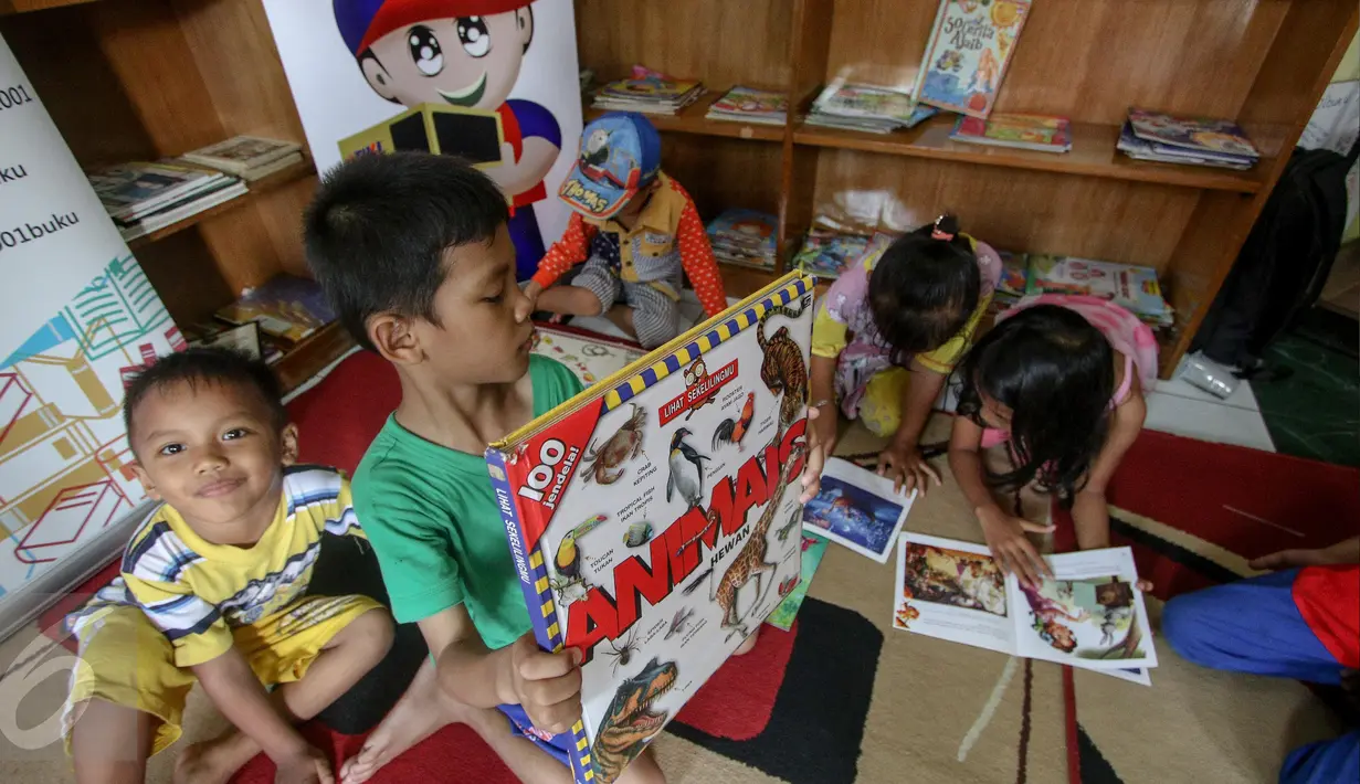 Sejumlah anak membaca buku di Yayasan 1001 Buku, Jakarta, Senin (8/5). Memperingati Hari Pendidikan Nasional pada 2 Mei, TIKI mendonasikan dana untuk Yayasan 1001 Buku yang mempunyai jaringan hingga ke pelosok negeri. (Liputan6.com/Faizal Fanani)