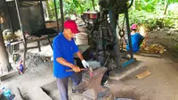 Abbas, sang pandai besi di Rumbio Jaya Steel yang menularkan ilmunya ke ratusan warga di Kabupaten Kampar dan bekerjasama dengan PTPN V. (Liputan6.com/M Syukur)