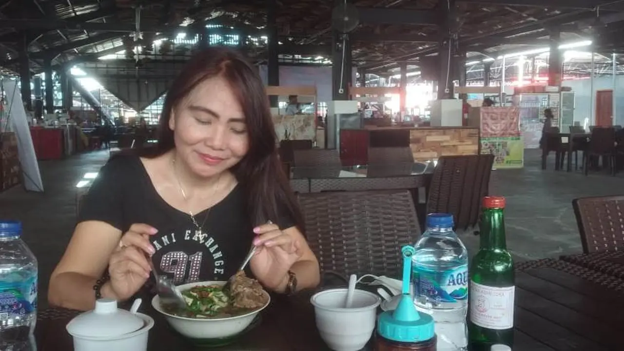Makanan khas Minahasa, salah satu jenis menu favorit di kawasan kuliner Sosiru, Pasar Bersehati Manado.