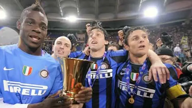 Para pemain Inter Milan merayakan gelar juara Coppa Italia setelah mengalahkan AS Roma 1-0 di Stadio Olimpico, Roma. (© AFP 2010)