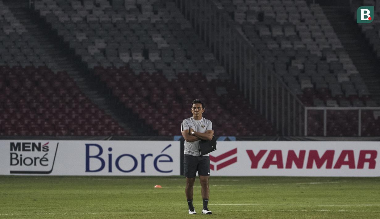 Pelatih Timnas Indonesia, Bima Sakti, bersiap memimpin latihan di SUGBK, Jakarta, Senin (12/11). Latihan ini persiapan jelang laga Piala AFF 2018 melawan Timor Leste. (Bola.com/Vitalis Yogi Trisna)