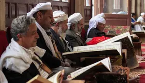 Sejumlah pria membaca Al-Quran selama bulan Ramadan di Masjid Agung Sanaa, Yaman, Minggu (26/4/2020). Masjid Agung Sanaa merupakan salah satu masjid pertama yang dibangun atas perintah Nabi Muhammad SAW. (Mohammed HUWAIS/AFP)