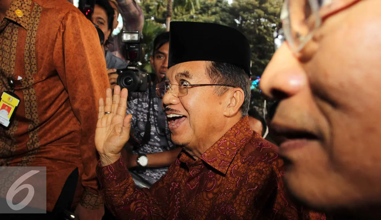 Wapres Jusuf Kalla menebar senyum saat tiba di Gedung KPK , Jakarta, Kamis (9/7/2015). Presiden, Wapres dan sejumlah pejabat negara menghadiri acara buka puasa bersama yang digelar KPK. (Liputan6.com/Helmi Afandi)