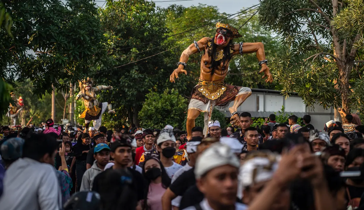 Warga yang hadir tak hanya melihat ogoh-ogoh di wilayah Pura Segara, tapi ikut berkeliling di sepanjang jalan Kenjeran.  (AFP/Juni Kriswanto)