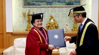 Terima Gelar Doktor Honoris Causa, Megawati Anggun dalam Kebaya Marun Terusan Batik