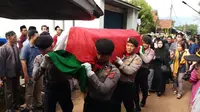 Prosesi pemakaman AKBP Andi Nurwandi, korban meninggal dunia akibat terjatuh saat panjat tebing di Gunung Parang, Purwakarta. (Foto: Liputan6.com/Abramena)