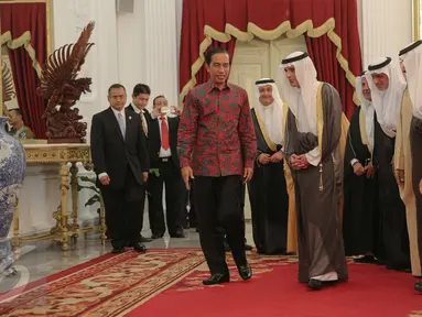 Presiden Joko Widodo menerima Menlu Kerajaan Arab Saudi Adel bin Ahmed Al Jubeir beserta delegasi di Istana Merdeka, Jakarta, Selasa (20/10/2015). Pertemuan membahas kerjasama dalam bidang ekonomi khususnya perminyakan. (Liputan6.com/Faizal Fanani)