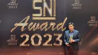 Direktur HCM & Strategy Telkom Akses, Nizar menerima penghargaan Standar Nasional Indonesia (SNI) Award 2023 dengan berhasil menerima peringkat “Gold” untuk Telkom Akses yang diselenggarakan oleh Badan Standardisasi Nasional (BPN) di Jakarta Convention Center beberapa waktu lalu. (Foto: Istimewa)