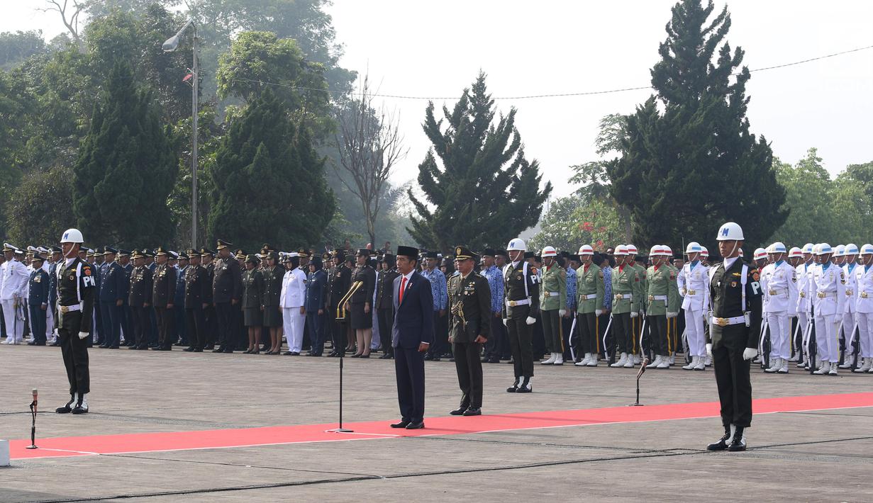 Presiden Joko Widodo memimpin upacara peringatan Hari Pahlawan Nasional 2018 di TMP Cikutra, Bandung, Sabtu (10/11). Upacara tersebut untuk mengenang jasa para pahlawan untuk Indonesia. (Liputan6.com/Angga Yuniar)