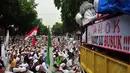 Di depan Gedung DPRD DKI Jakarta, ribuan pendemo dari FPI berkumpul menolak Ahok menjadi Gubernur, Senin (10/11/2014). (Liputan6.com/Johan Tallo) 