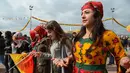 Sejumlah Wanita Kurdi Turki menari merayakan Perayaan Newroz di Diyarbakir, Turki (21/3). Festival ini dirayakan oleh orang-orang Kurdi yang tinggal di wilayah perbatasan Turki-Suriah. (AFP Photo / Ilyas Akengin)
