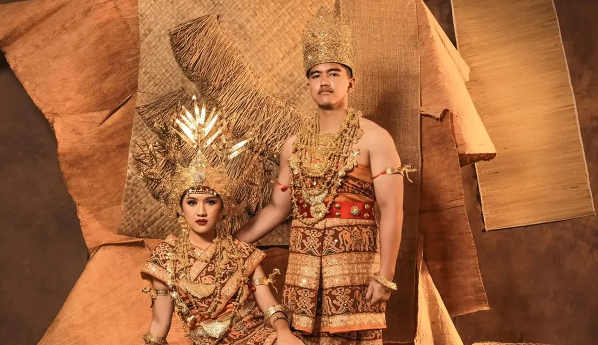 Kaesang Pangarep dan Erina Gudono sendiri diketahui menjalani pemotretan prewedding dengan berbagai tema. Pada awalnya, Kaesang dan Erina kompak mengunggah prewedding dengan jersey di Stadion Manahan, Solo. (Liputan6.com/IG/@riomotret)