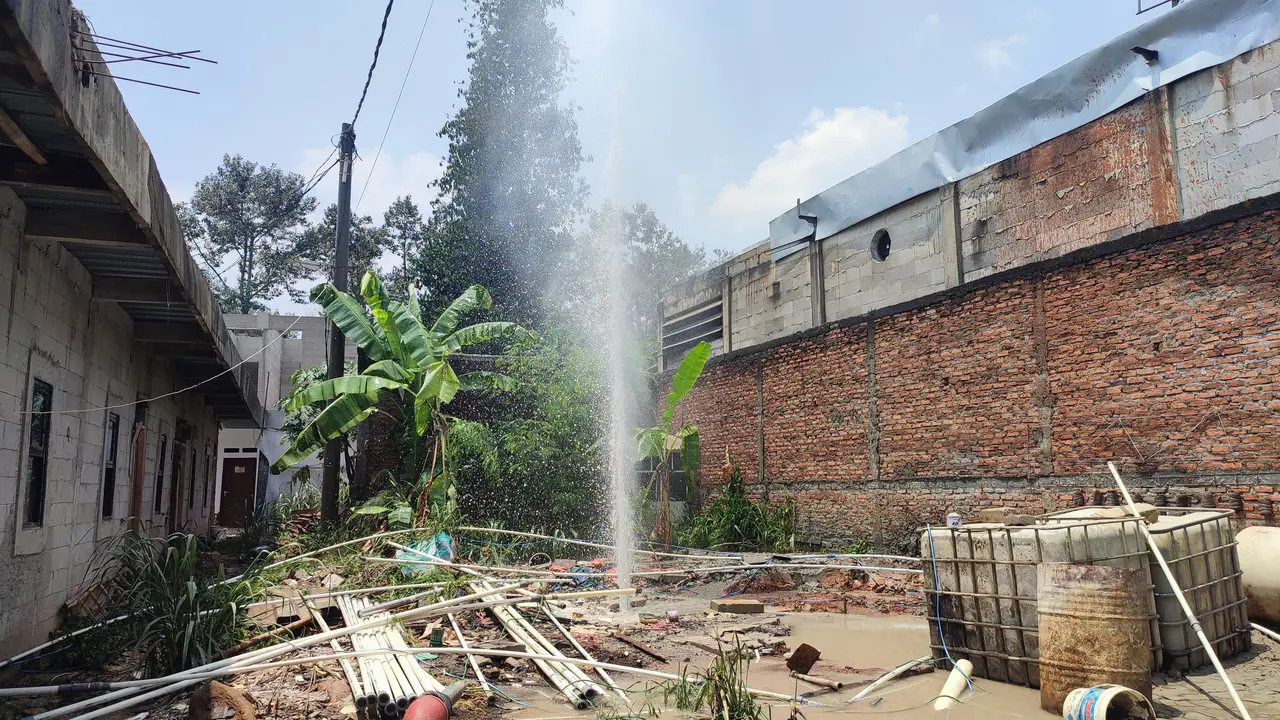 Semburan Air Bercampur Gas di Pemukiman Warga Kampung Leuwikotok, Desa Pasirlaja, Kecamatan Sukaraja, Kabupaten Bogor.