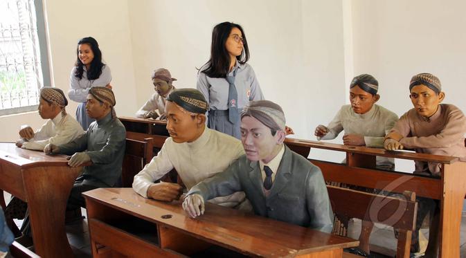 <p>Pelajar mengamati diorama saat mengunjungi Museum Kebangkitan Nasional (ex Stovia) di Jakarta, Rabu (20/5/2015). Dr. Soetomo beserta Dr. Wahidin Soedirohusodo merupakan pendiri Boedi Oetomo pada 20 Mei 1908. (Liputan6.com/Helmi Afandi)</p>
