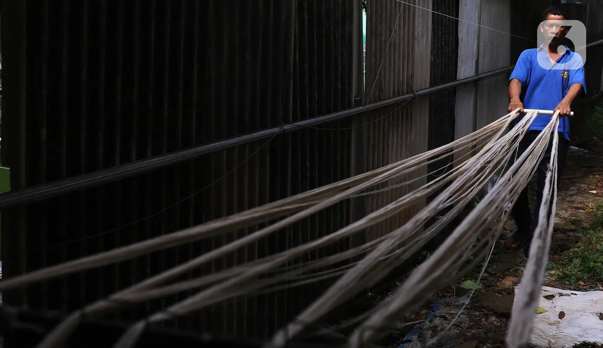 Aktivitas pekerja Pabrik Pemintal Benang Tradisional di Kebayoran Lama, Jakarta, Jumat (11/2/2022). Bank Indonesia (BI) melaporkan penyaluran kredit ke sektor UMKM tumbuh 12,3 persen secara tahunan (year on year) menjadi Rp1.147,3 triliun di sepanjang 2021. (Liputan6.com/Angga Yuniar)
