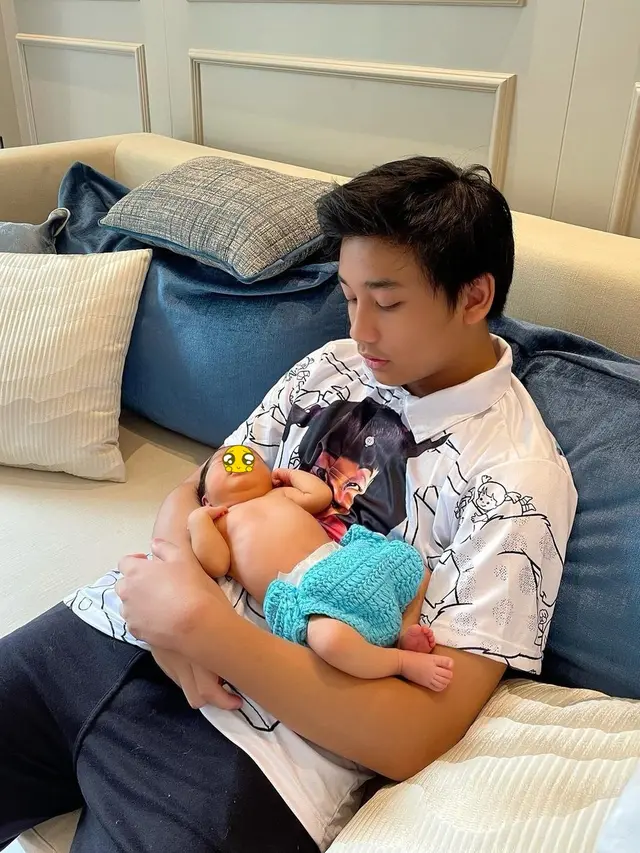 6 Potret Bevan Putera Anak Nola B3 Momong Adik Bungsu, Beda 14 Tahun