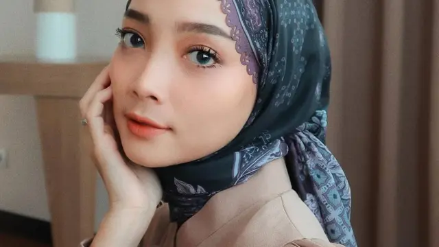 gaya hijab motif Liza Rosalita