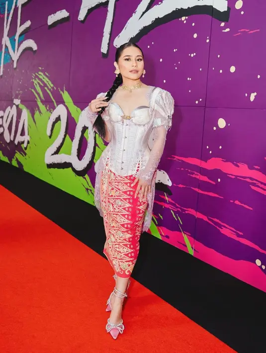 Dipadukan dengan kain batik warna merah yang menambah look etnik modern. [@prillylatuconsina96]