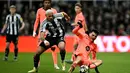 Memasuki babak kedua, tensi pertandingan tidak menunjukkan tanda-tanda menurun. Newcastle United tetap mengandalkan serangan dari sisi sayap, sementara Barcelona berupaya mendikte laga melalui penguasaan bola. Tampak dalam foto, gelandang Newcastle United asal Brasil, Joelinton (kiri–depan), berebut bola dengan bek Barcelona asal Spanyol bernomor punggung 05, Pau Cubarsi, selama pertandingan leg pertama babak 16 besar Liga Champions 2025/2026 di St James' Park, Newcastle-upon-Tyne, timur laut Inggris pada Selasa 10 Maret 2026 waktu setempat atau Rabu 11 Maret 2026 dini hari WIB. (Paul ELLIS/AFP)