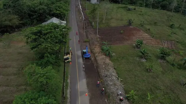 PT Hutama Karya (Persero) melakukan pelebaran dan perbaikan jalan ruas Soreaang-Rancabali-Cidaun.