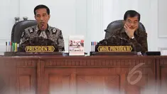 Presiden Joko Widodo (kiri) didampingi Wapres Jusuf Kalla memimpin Sidang Kabinet Paripurna di Kantor Presiden, Jakarta, Rabu (4/3/2015). Sidang membahas isu-isu nasional, diantaranya penyaluran beras untuk rakyat miskin. (Liputan6.com/Faizal Fanani)