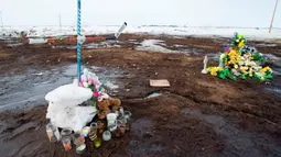 Sejumlah bunga dan lilin untuk menghormati korban kecelakaan bus yang membawa tim hoki es Humboldt Broncos di Provinsi Saskatchewan, Kanada (9/4). (Jonathan Hayward/The Canadian Press via AP)