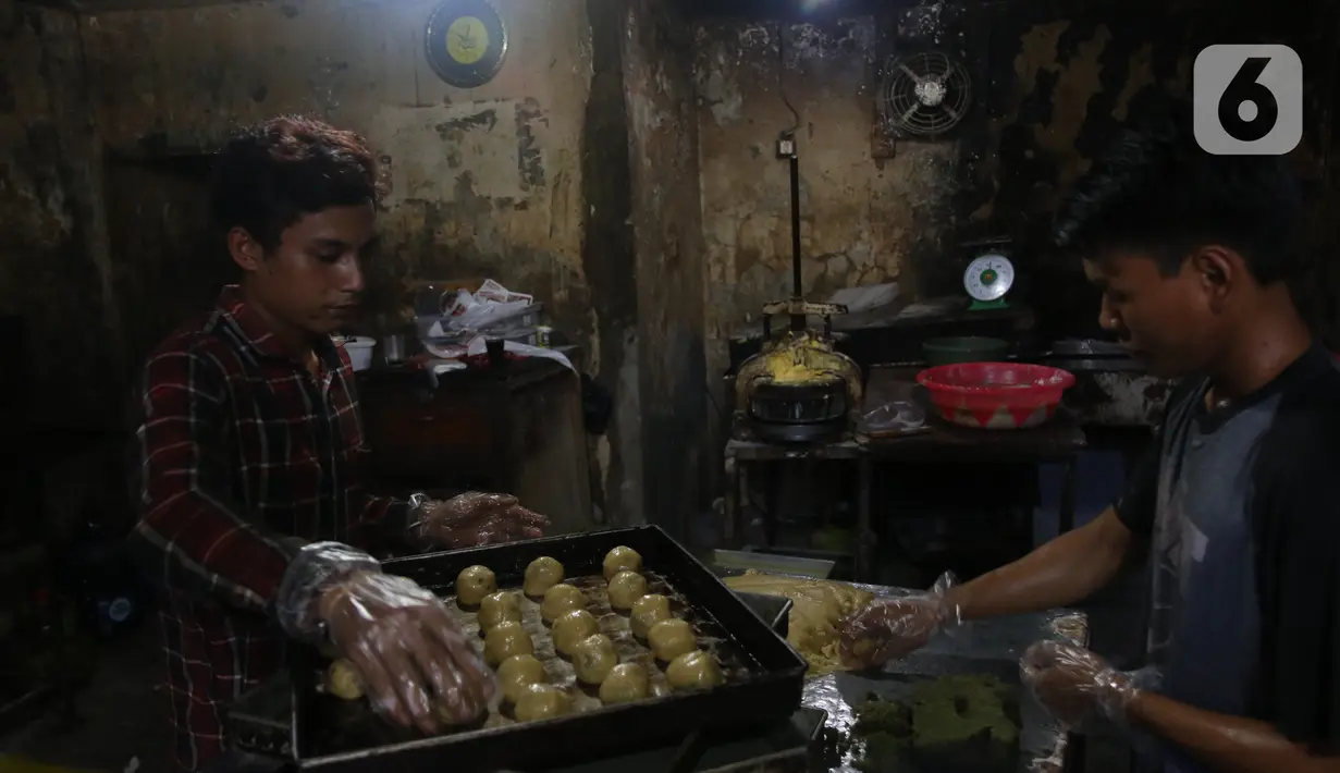 Pekerja menyelesaikan pembuatan kue kering di Jakarta, Rabu (30/9/2020). Kemenkop UKM menyatakan realisasi penyaluran bantuan presiden (Banpres) produktif untuk UMKM senilai 2,4 juta/UKM hingga 21 September 2020 mencapai 5.909.647 usaha mikro atau sekitar 64,50 persen. (Liputan6.com/Angga Yuniar)