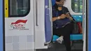 Calon penumpang mengenakan masker saat menggunakan kereta Moda Raya Terpadu (MRT) di Jakarta, Senin (6/4/2020). PT MRT Jakarta tak akan menerima penumpang tanpa menggunakan masker seusai seruan Gubernur DKI Anies Baswedan untuk mencegah penyebaran virus Corona (Liputan6.com/Herman Zakharia)