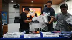 Petugas membongkar barang bukti kejahatan melalui internet saat rilis di Mabes Polri, Jakarta, Selasa (30/5). Petugas menahan enam tersangka dari empat kasus berbeda. (Liputan6.com/Helmi Fithriansyah)