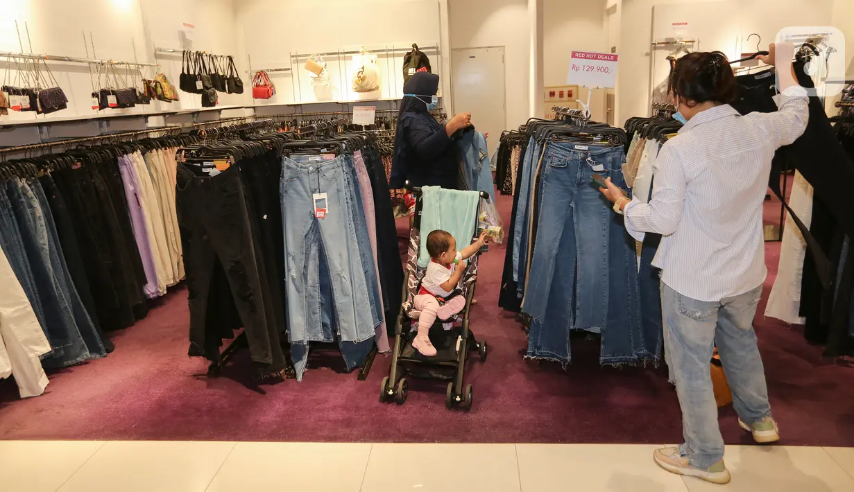 Pengunjung memilih baju pada bazar permanen Red Hot Deals di SOGO departement Store Lippo Mall Puri, Jakarta (24/04/2021). Red Hot Deals  yang berlokasi berlokasi di ground floor memberikan pilihan dan memanjakan pelanggan dengan memberikan diskon hingga 70%  (Liputan6.com/Fery Pradolo)