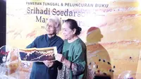 Srihadi Soedarsono dan Farida Srihadi memperlihatkan katalog pameran tunggal yang akan berlangsung di Galeri Nasional Jakarta (Liputan6.com/Komarudin)