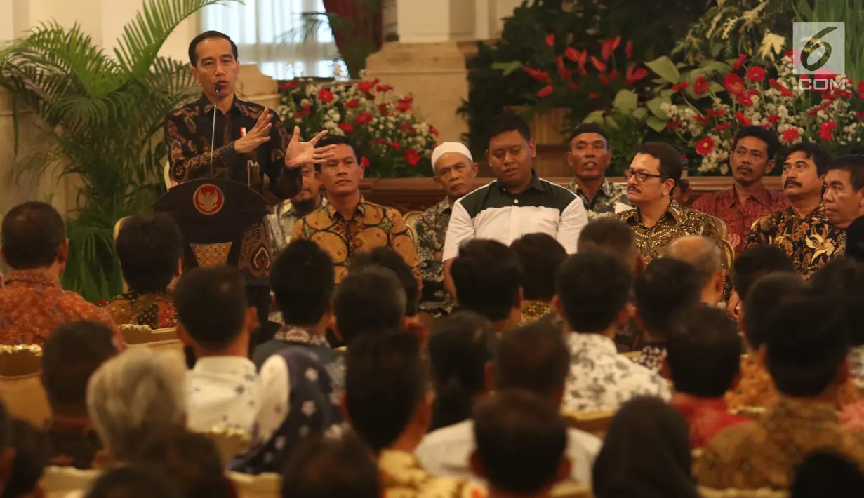 Presiden Joko Widodo memberi sambutan saat menerima perwakilan nelayan seluruh Indonesia di Istana Negara, Jakarta, Selasa (22/1). Jokowi mengingatkan para nelayan serta pengusaha perikanan untuk menggunakan Bank Mikro Nelayan. (Liputan6.com/Angga Yuniar)