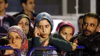 Kecemasan menyelimuti raut wajah beberapa keluarga penambang yang menanti kabar di sekitar tambang batu bara di Soma, Turki, (14/5/2014). (REUTERS/Osman Orsal)