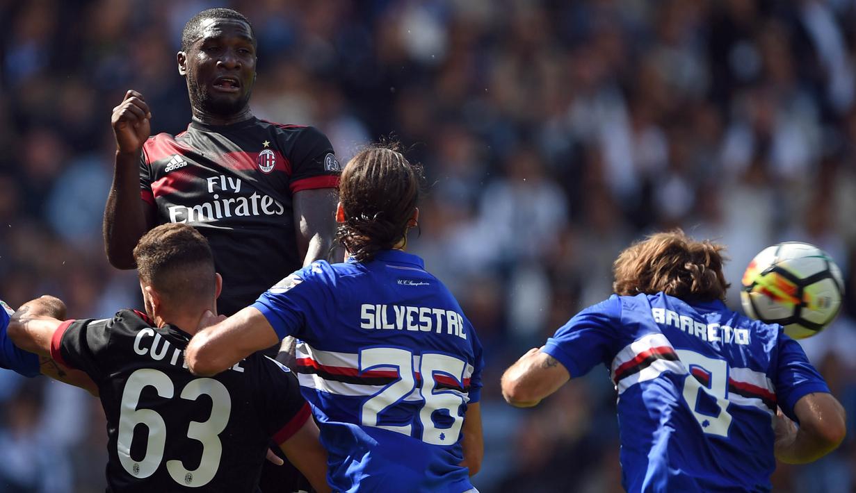 Bek AC Milan, Cristian Zapata, menyundul bola saat melawan Sampdoria pada laga Serie A Italia di Stadion Luigi Ferraris, Genoa, Minggu (24/9/2017). Sampdoria menang 2-0 atas Milan. (AFP/Filippo Monteforte)