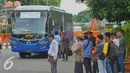 Sejumlah penumpang saat menunggu angkutan umum di kawasan Terminal Kalideres, Jakarta, Selasa (22/3). Para sopir taksi juga memblokade jalan sehingga kendaraan tak bisa melintas. (Liputan6.com/Faisal R Syam)