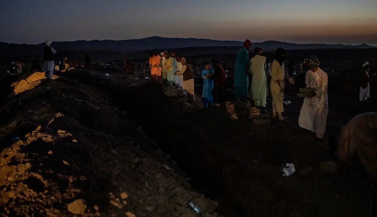 Suasana saat pemakaman korban gempa Afghanistan secara massal di Distrik Zenda Jan, Provinsi Herat, sebelah barat Afghanistan, Senin (9/10/2023). (AP Photo/Ebrahim Noroozi)