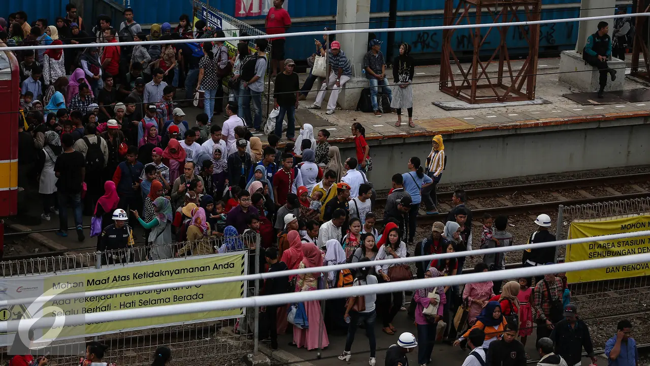 20160711- Aktivitas di Stasiun Tanah Abang Usai Libur Lebaran-Jakarta- Faizal Fanani