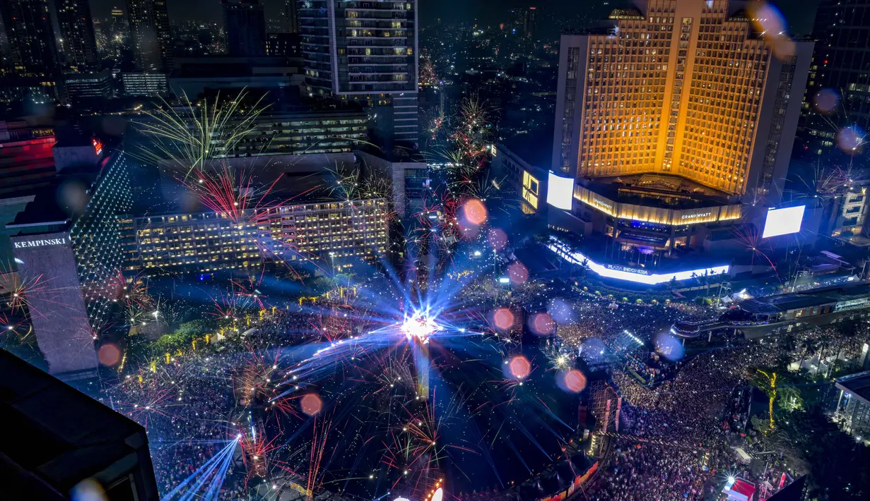 Cahaya kembang api menerangi langit selama perayaan Tahun Baru 2026 di Jakarta pada 1 Januari 2026. (BAY ISMOYO/AFP)