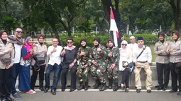 Sejumlah pengunjuk rasa berpose dengan parjurit TNI berhijab dan Polwan Berhijab saat Aksi Damai 4 November di Jakarta, Jumat (4/11). Aksi ini menuntuk Gubernur Ahok untuk diadili karena diduga menistakan agama. (Twitter.com/@ekagumilars)