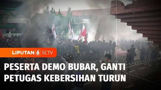 Unjuk rasa bertajuk Indonesia Gelap, berlangsung serentak di sejumlah daerah di Tanah Air. Ekspresi serta kritik disuarakan baik lewat spanduk, orasi, dan bahkan melalui puisi.