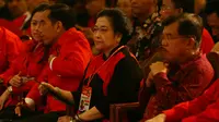 Megawati Soekarnoputri diapit Jokowi dan Jusuf Kalla. (Liputan6.com/Putu Merta Surya Putra)