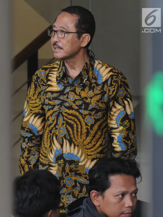 Mantan Kepala BPPN, I Putu Gede Ary Suta usai menjalani pemeriksaan oleh penyidik di gedung KPK, Jakarta, Rabu (29/8). Ary Suta diperiksa untuk penyelidikan terkait dugaan korupsi penerbitan SKL BLBI. (Merdeka.com/Dwi Narwoko)