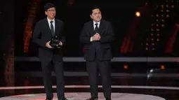 Untuk diketahui, Dalam beberapa tahun terakhir Emtek Group memang selalu menjadi mitra PSSI dalam menyiarkan sepak bola Indonesia baik di level tim nasional maupun liga seperti BRI Liga 1, BRI Super League hingga Pegadaian Championship. Tampak dalam foto, Managing Director Emtek Group, Sutanto Hartono (kiri) saat menerima Token Appreciation sebagai Official Broadcaster PSSI Awards dari Ketua Umum Persatuan Sepak Bola Seluruh Indonesia (PSSI), Erick Thohir, pada malam PSSI Awards 2026 di Studio 6 Emtek City, Jakarta, Sabtu (Sabtu (28/3/2026) malam WIB. (Bola.com/Bagaskara Lazuardi)