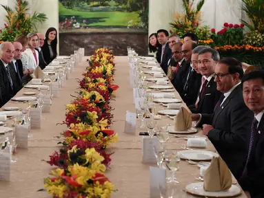 Suasana saat Presiden AS Donald Trump (empat kiri) menerima jamuan makan siang PM Singapura Lee Hsien Loong (empat kanan) di Istana Negara Singapura, Senin (11/6). Trump akan bertemu dengan Pemimpin Korea Utara Kim Jong-un di Singapura. (SAUL LOEB/AFP)