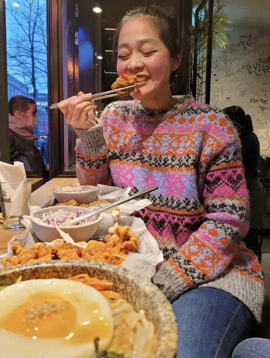 Sedangkan sang kakak, Gracia Indri kini tinggal di Belanda yang merupakan negara asal pasangannya bernama Jefri. Ia pun tampak membagikan aktivitasnya di Instagram, seperti makan malam dengan pakaian hangat sweater colorfull dipadukan denim. @graciaz14.