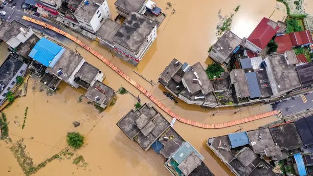 Jembatan Darurat Sambung Wilayah Jiangxi yang Terendam Banjir