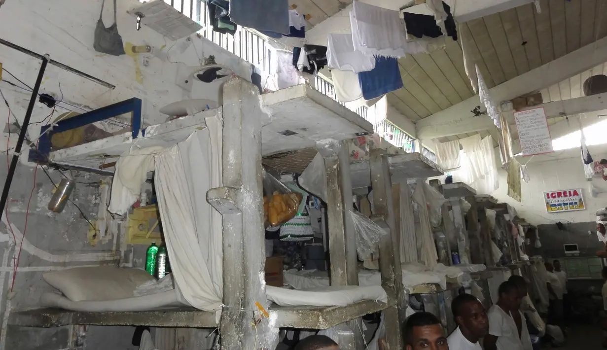 Tempat tidur para tahanan terlihat di sebuah sel di penjara Instituto Penal Placido de Sa Carvalho, Rio de Janeiro, Brasil, (18/1/2016). Ahli Hukum dan Keamanan Brasil mengatakan pemerintah Brasil tidak mampu mengatasi kondisi penjara ini. (AP Photo)