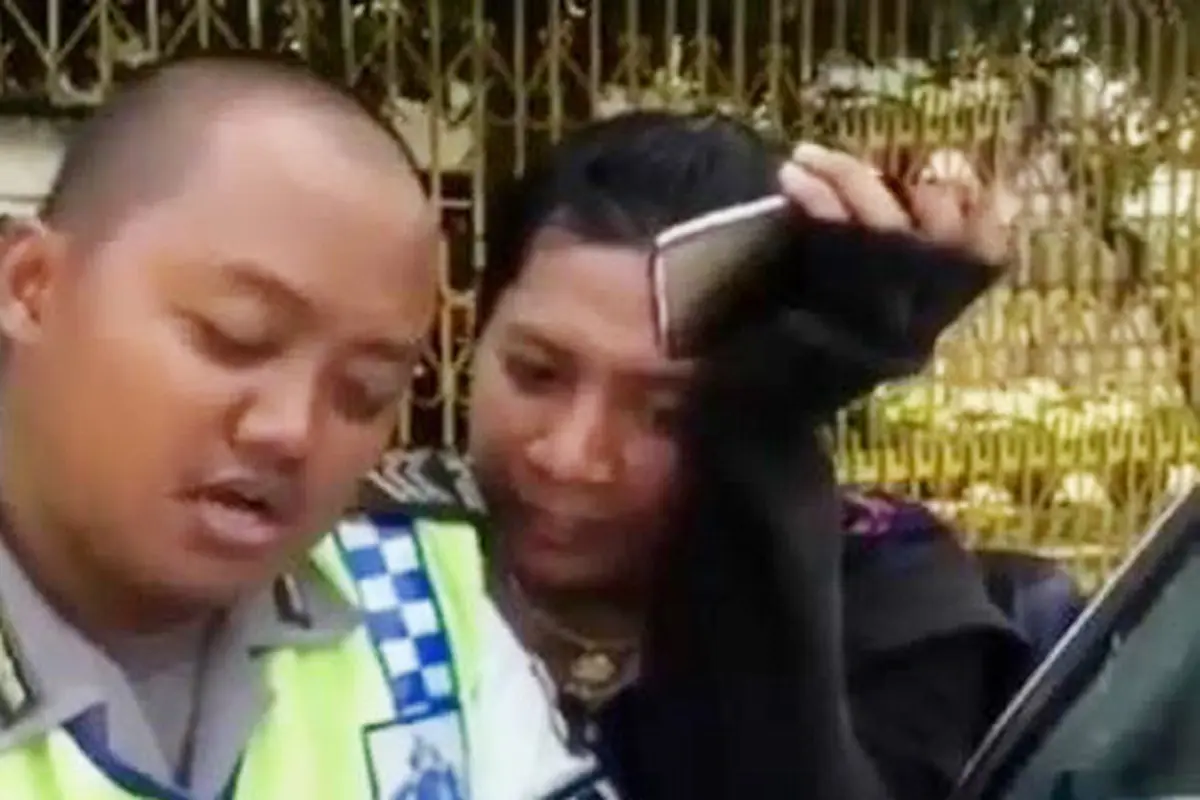 Viral, Polisi Digoda Pria Gemulai saat Operasi Tilang Di Semarang