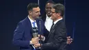 Pelatih  timnas Argentina, Lionel Scaloni (kiri) menerima penghargaan Pelatih Terbaik FIFA 2022 dalam gelaran The Best FIFA Football Awards 2022 di Paris, Prancis, Senin (27/2/2023). Scaloni mengalahkan dua pesaingnya yakni Pep Guardiola (Manchester City) dan Carlo Ancelotti (Real Madrid). (AP Photo/Michel Euler)